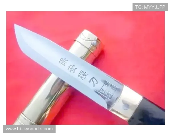 球员进球后从袜子里掏出保安族的腰刀,刀削球网庆祝 球员进球后从袜子里掏出保安族的腰刀,刀削球网庆祝